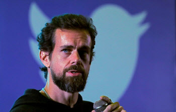 트위터 CEO, 약 260억원 규모 비트코인 기부…"가상화폐 개발지원"