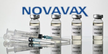 노바백스 백신, 美 긴급사용승인 임박…AZ는 여전히 '불투명'