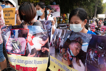 '미얀마 쿠데타'에 4명 사망·부상 100명…유혈사태 지속