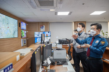 "경찰청장도 실시간 지휘"…긴장 속 코로나 백신 수송 작전