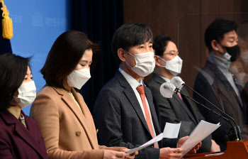 文 부산행 '일파만파'…야권 "명백한 선거개입, 탄핵사유"