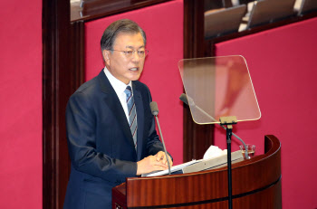 당국 "문 대통령 G7 정상회의 출국 '필수공무'…우선접종 가능"