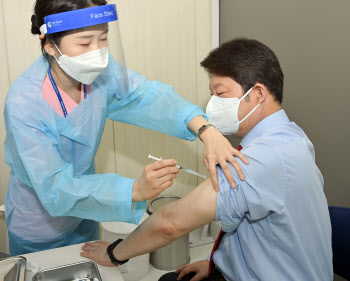 "위암 수술 한 내가 AZ백신 맞으면"...권영진 대구시장 '불발'