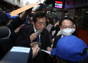 이낙연에 '계란' 던진 단체…1년 전 이재명엔