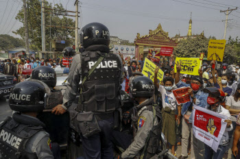 연좌농성 승려까지…미얀마 무차별 유혈진압 속 사망자 100명 육박