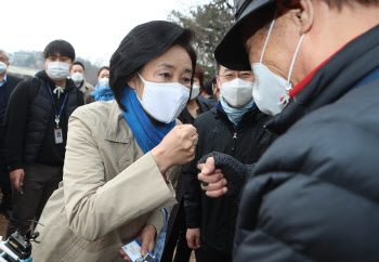 박영선 “고민정 사퇴 20만표 발언, 댓글 읽은 건데…”