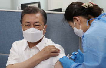 文 대통령 '가짜 접종' 주장…방역당국 "허위 정보 유포 바람직하지 않아"