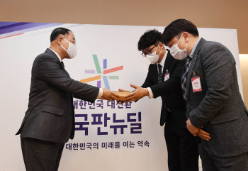 K-주사기 개발자 만난 홍남기 "한국판 뉴딜 성공에 더 박차"