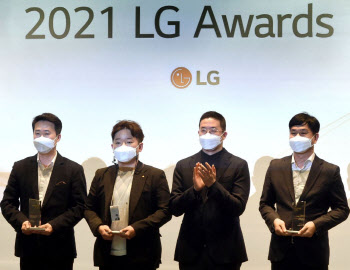 구광모 "LG가 추구하는 혁신은 고객가치"…'LG 어워즈' 시상진행