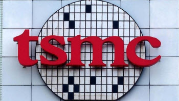 `삼성전자에 질 순 없다`…TSMC, 3년간 113兆 더 투자(종합)