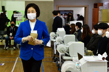 박영선, 종로서 사전투표… “정직한 미래에 투표해달라”