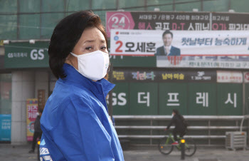 박영선, 적은 민주당에 있다