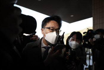 '이성윤 황제 조사' 논란에…3자 협의체 입지 좁아지는 공수처