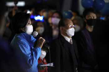박영선 선거운동 종료 “변화 바람이 분다, 투표하면 이긴다”