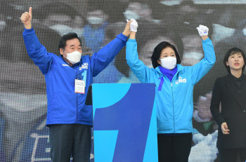 `운명의 날` 밝았다…이낙연, 투표 독려 vs 김종인, 투표권 행사