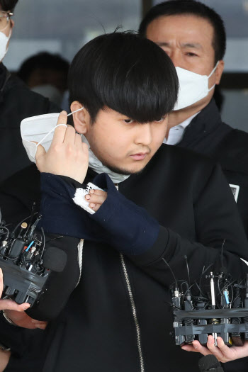 얼굴 공개한 살인마 김태현…"명백한 스토킹 범죄"