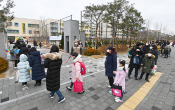 학교로 번지는 코로나19…`살얼음판` 등굣길 어쩌나