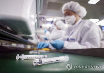 50만개 이미 썼는데···‘이물 발견’ 코로나19 백신 주사기 수거