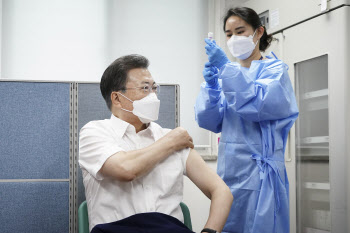 文 대통령만 이물질 주사기 피했다?…당국 "3월 19일부터 모든 접종자 사용"