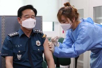 경찰 백신 접종 첫날…김창룡 "안전한 일상 위해 경찰 모두 참여해야"