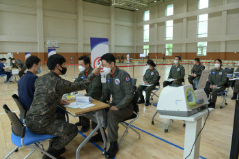 軍, 30세 이상 AZ 백신 접종 시작…접종 다음날까지 휴무