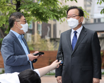 이재명 기본소득에 김부겸 “공개토론 시작해보자”(상보)