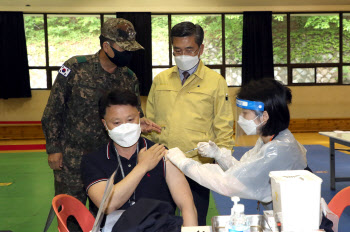 軍 AZ 백신 1차 접종률 67%…이상반응 20여건, "모두 경증"