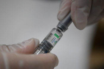 중국산 백신 검증나선 WHO…"예방율 높지만 부작용은 글쎄"