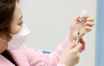 백신 1차 접종률 인구 7.2%…60세 이상 접종에 '사활'