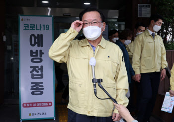 AZ백신 맞은 김부겸 신임 총리 “백신 접종은 대한민국 위한 연대의식”