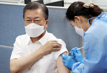 文대통령 백신 접종 간호사 협박 수사 종결…"처벌 원하지 않아"