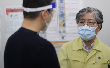 정은경, 65세 이상 고령층 AZ 접종 현장 방문 "일상 되찾을 것"