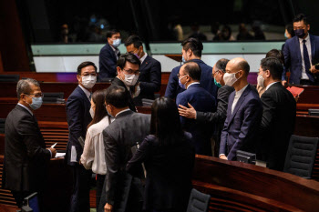 '애국자만 출마'..홍콩 의회, 선거제 개편안 의결
