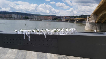 헝가리 유람선 사고 2주기…다뉴브강에 추모조형물 세웠다