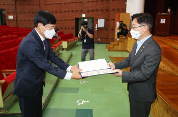 박범계 "새로운 첫차 출발" 檢 인사 자평…이성윤은 비공개 이임식