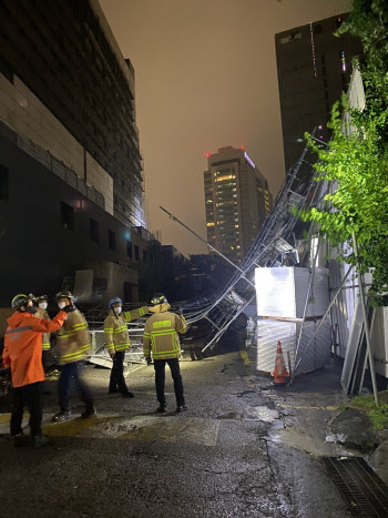 서울 반포 철거현장서 구조물 붕괴…인명피해 없어