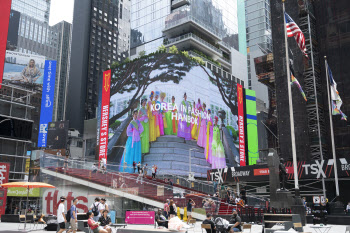 "한복은 韓 전통문화"...美 뉴욕 타임스퀘어서 '한복 광고'