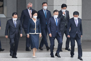 文대통령, 각국 대사와 환송…“韓, 세계 위기 극복에 기여할 것”