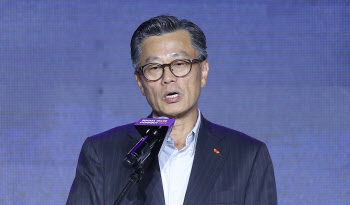 'SK 배임혐의' 최신원, 조대식과 재판 병합…사위는 증인출석