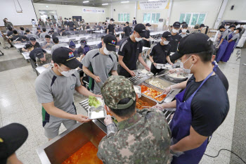 軍, 조리병 '혹사' 논란에 1천명 추가 투입…급식도 전면 개편