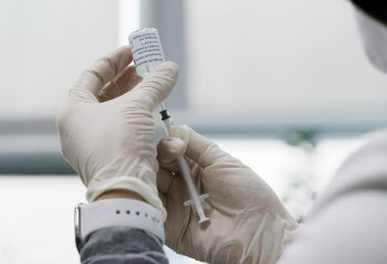 국내 첫 백신-사망 인과성 인정…'30대 AZ접종 후 희귀 혈전증'(종합)