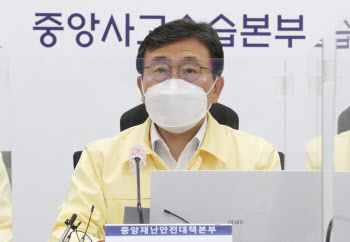 권덕철 "국내 발생 환자 700명 중반, 매우 엄중한 상황"