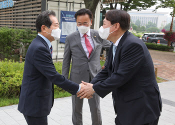 정세균, 윤석열 출마에 “과거 뛰어넘어 미래로 가야”