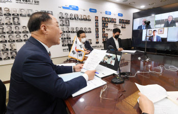 홍남기 "집단면역 목표 조기달성 기대…변이 대응 부스터샷 검토"