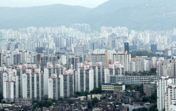 엘리베이터에 아파트시세 안내문?…정부 "법 고쳐 담합 처벌"