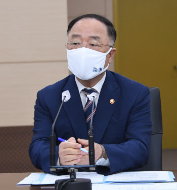 홍남기 "탄소중립 사업재편 기업, 규제특례 부여"