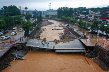 中하늘에서 물벼락이…허난성 폭우에 33명 사망·2천억원 피해