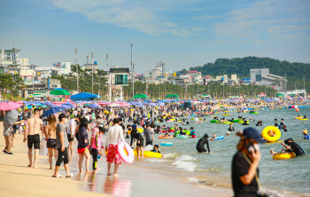 확진자 1318명, 일요일 최다…비수도권, 40% 넘었다(종합)