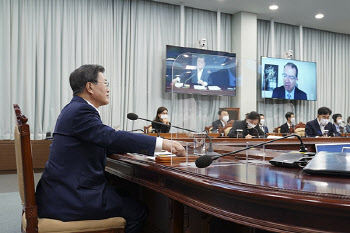 뜷린 방역·꼬인 백신에도 국민희생에 기댄 정부…"지금이라도 리셋하라"