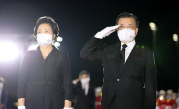 고국 돌아온 홍범도 장군…文대통령 “묘역 공원화하라”(종합)